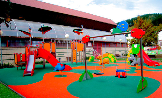 Parque infantil protegido por pavimento 